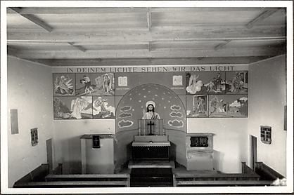 Die Bilder über der Altarwand, die Geschichten aus altem und neuem Testament zeigen, entstanden durch den Maler Max Unold