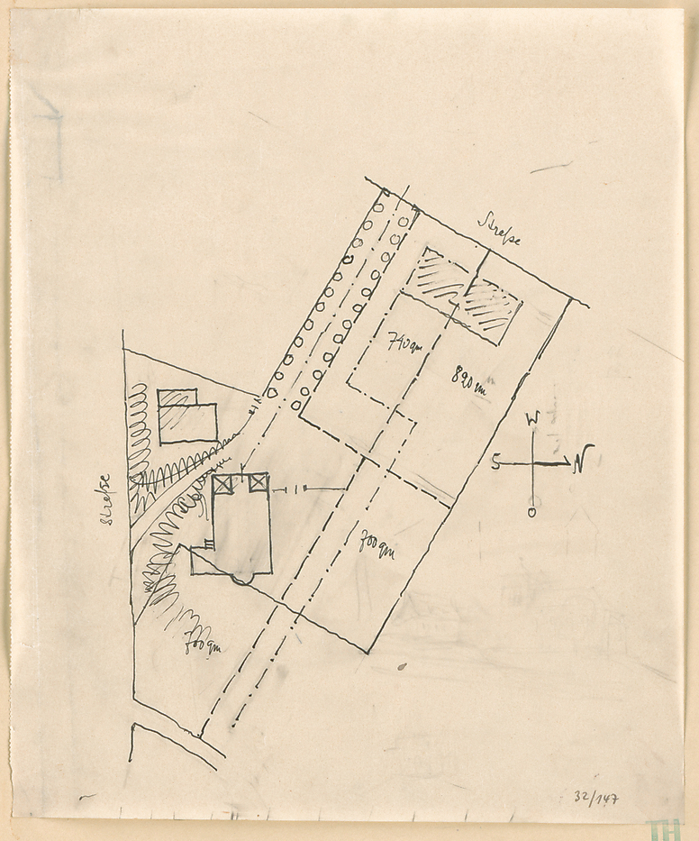 Die Entwicklung einer Allee, die zentral auf das Eingangsportal der Kirchen hinführt